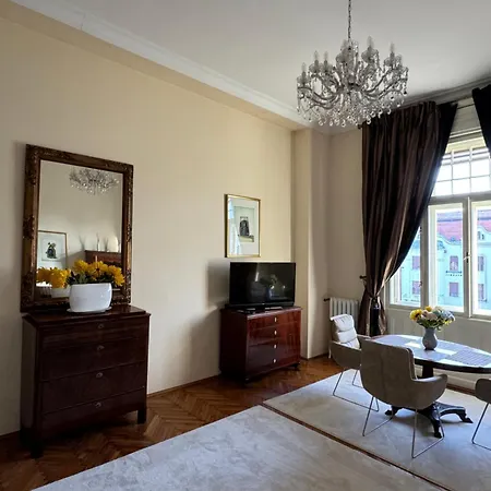 Charming & Lovely Downtown *