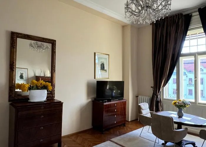 Charming & Lovely Downtown *